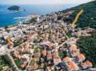 Budvada 1 yatak odalı ve plaja 8 dakikalık yürüme mesafesinde, ikinci hatta 47 m2lik yeni daire