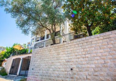 Budvada Muhteşem Deniz Manzaralı 358 m2 Lüks Villa