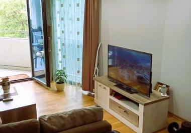 Budvada Deniz ve Dağ Manzaralı Büyüleyici 58 m2 Daire