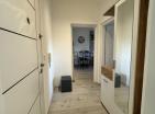 Büyüleyici Budva 55 m2 teraslı daire ve 3 katta bir yatak odası