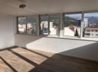 Budvada denize birkaç adım mesafede yenilenmiş panoramik 87 m2 Daire