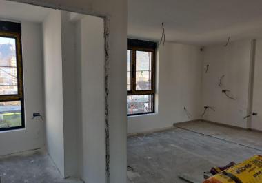 Plaja sadece birkaç adım mesafede Barda yeni lüks deniz manzaralı 44 м2 daire