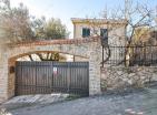 Budvada akdeniz cazibesine sahip muhteşem deniz manzaralı 103 m2 villa satılık