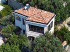 Budvada akdeniz cazibesine sahip muhteşem deniz manzaralı 103 m2 villa satılık