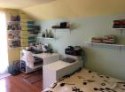 Herceg Novide denize yakın havuzlu güneşli 143 m2 ev