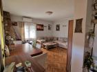Herceg Novide denize yakın havuzlu güneşli 143 m2 ev
