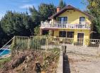 Herceg Novide denize yakın havuzlu güneşli 143 m2 ev