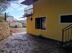 Herceg Novide denize yakın havuzlu güneşli 143 m2 ev