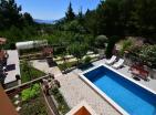 Herceg Novide havuzlu ve deniz manzaralı muhteşem 266 m2 villa satılık