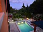 Herceg Novide havuzlu ve deniz manzaralı muhteşem 266 m2 villa satılık
