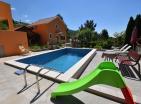 Herceg Novide havuzlu ve deniz manzaralı muhteşem 266 m2 villa satılık