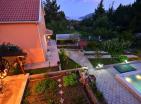 Herceg Novide havuzlu ve deniz manzaralı muhteşem 266 m2 villa satılık