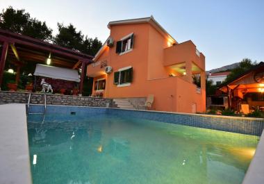 Herceg Novide havuzlu ve deniz manzaralı muhteşem 266 m2 villa satılık