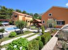 Herceg Novide havuzlu ve deniz manzaralı muhteşem 266 m2 villa satılık