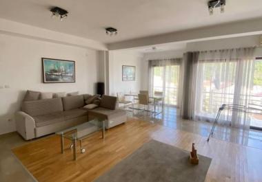 Budvada iki yatak odalı muhteşem deniz manzaralı 107 m2 daire
