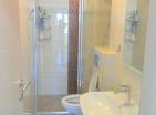 Bečićide üç yatak odası, deniz ve dağ manzaralı çarpıcı 98 m2 daire
