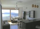 Bečićide üç yatak odası, deniz ve dağ manzaralı çarpıcı 98 m2 daire