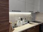 Budvada modern olanaklara sahip lüks deniz kenarı 77 m2 daire