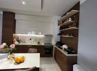 Budvada modern olanaklara sahip lüks deniz kenarı 77 m2 daire