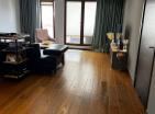 Budvada modern olanaklara sahip lüks deniz kenarı 77 m2 daire