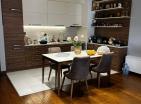 Budvada modern olanaklara sahip lüks deniz kenarı 77 m2 daire
