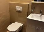 Budvada modern olanaklara sahip lüks deniz kenarı 77 m2 daire