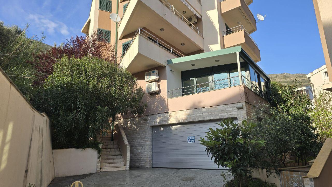 Petrovacta garajlı otoparklı modern deniz manzaralı daire