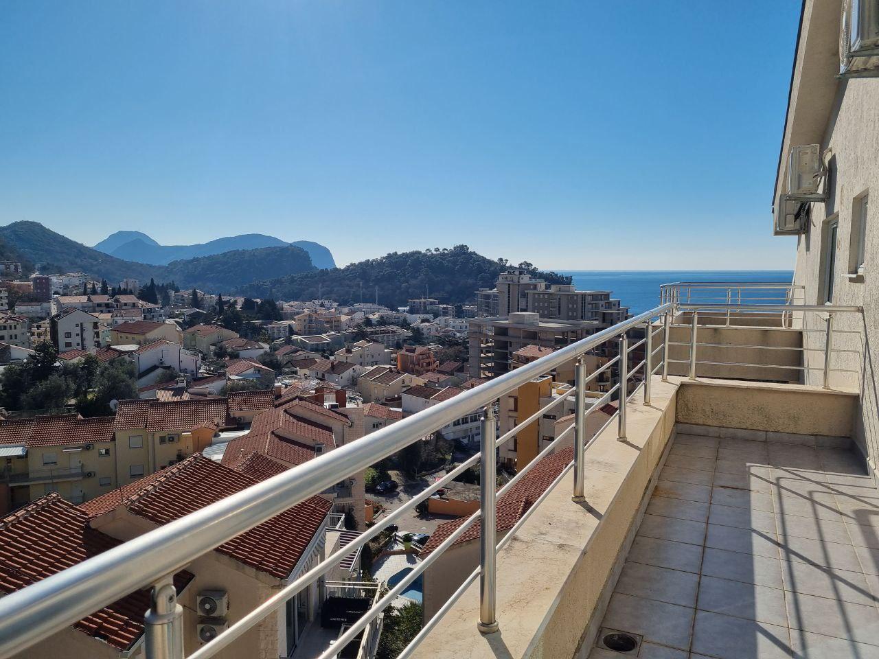 Petrovacta deniz manzaralı ve havuz erişimli 64 m2 lüks daire