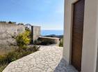 Blizikućede panoramik manzaralı ve modern olanaklara sahip lüks sahil 218m villa
