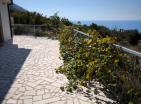 Blizikućede panoramik manzaralı ve modern olanaklara sahip lüks sahil 218m villa