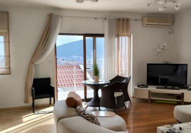 Budvada iki teraslı muhteşem deniz manzaralı 124m2 daire
