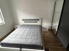 Bečićide teraslı ve panoramik manzaralı güneşli sahil kenarı 71 m2 daire