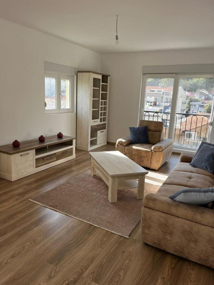 Bečićide teraslı ve panoramik manzaralı güneşli sahil kenarı 71 m2 daire