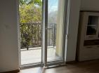 Bečićide teraslı ve panoramik manzaralı güneşli sahil kenarı 71 m2 daire