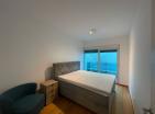Bečićide 2 araçlık garajı olan büyük, modern ve tamamen mobilyalı 89 m2 daire