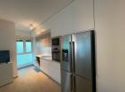 Bečićide 2 araçlık garajı olan büyük, modern ve tamamen mobilyalı 89 m2 daire