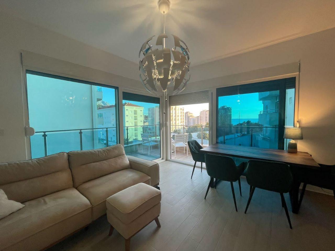 Bečićide 2 araçlık garajı olan büyük, modern ve tamamen mobilyalı 89 m2 daire