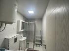 Bečićide 2 araçlık garajı olan büyük, modern ve tamamen mobilyalı 89 m2 daire