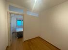 Bečićide 2 araçlık garajı olan büyük, modern ve tamamen mobilyalı 89 m2 daire