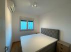 Bečićide 2 araçlık garajı olan büyük, modern ve tamamen mobilyalı 89 m2 daire