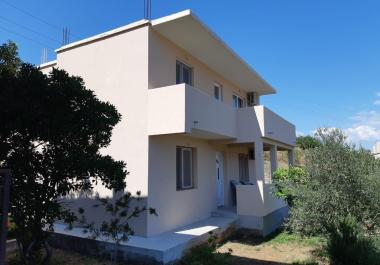 Radoviçide Tivata yakın 2 daireli 175 m2 geniş ev