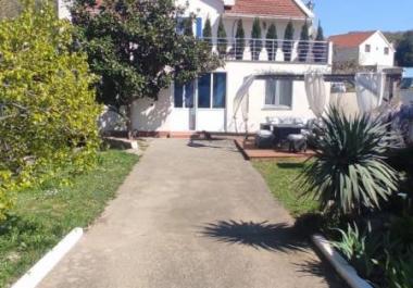 Deniz manzaralı ve meyve bahçeli Barda 170 m2 lüks deniz kenarı ev
