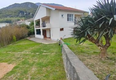Geniş balkonlu Barda muhteşem deniz manzaralı 180 m2 ev