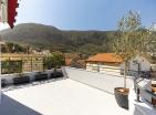 Kotorda teraslı ve körfez manzaralı 183 m2lik çarpıcı ev