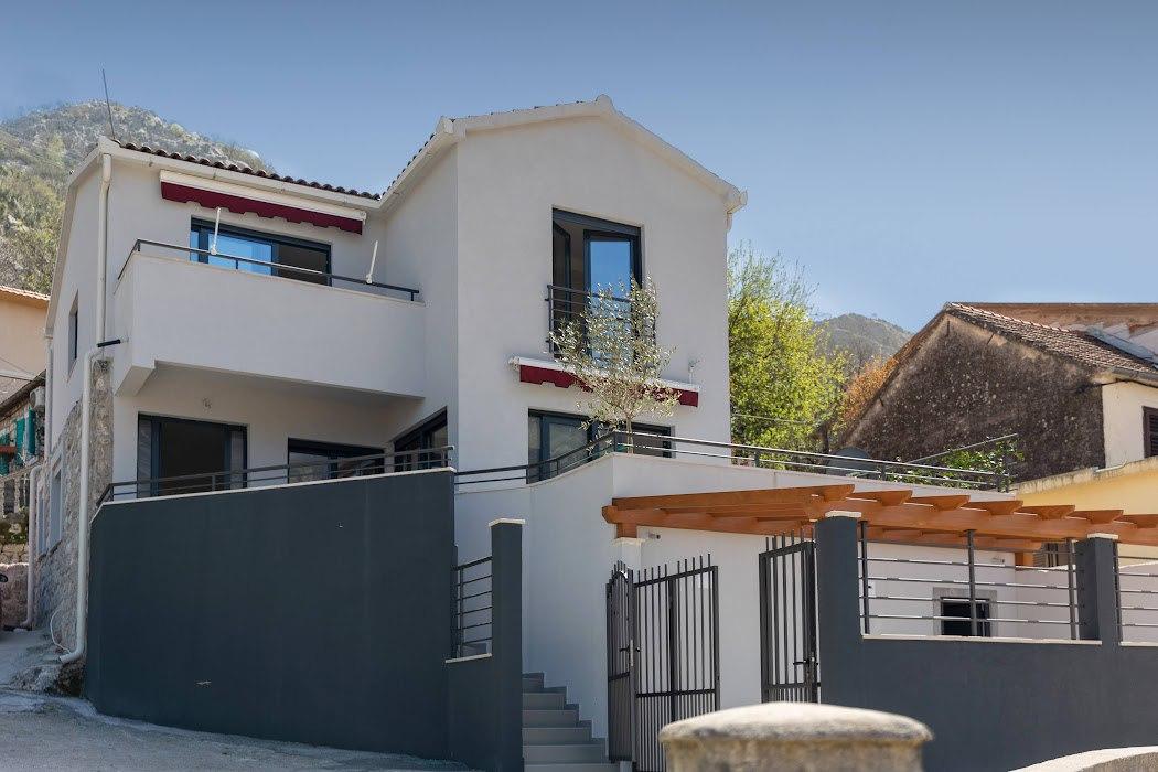 Kotorda teraslı ve körfez manzaralı 183 m2lik çarpıcı ev