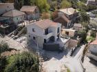 Kotorda teraslı ve körfez manzaralı 183 m2lik çarpıcı ev