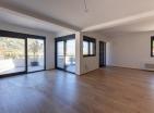 Kotorda teraslı ve körfez manzaralı 183 m2lik çarpıcı ev