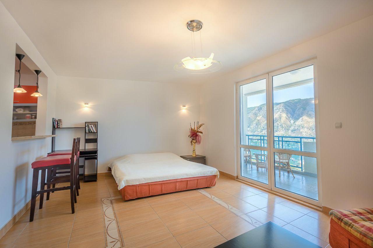 Panoramik körfez manzaralı Dobrotada satılık teraslı 46 m2 stüdyo