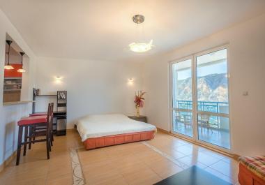 Panoramik körfez manzaralı Dobrotada satılık teraslı 46 m2 stüdyo