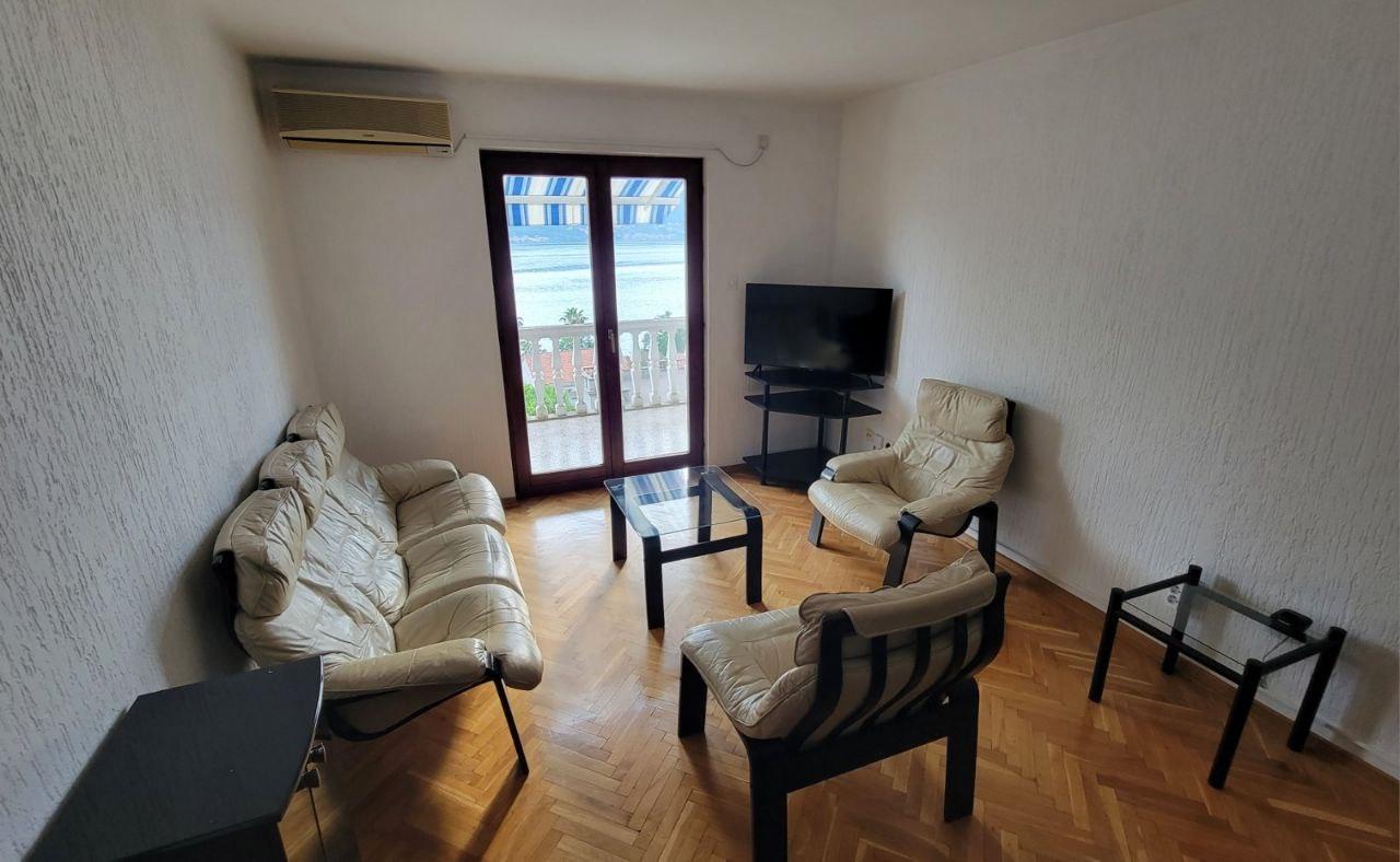 Dobrota, Kotorda 3 yatak odalı ve deniz manzaralı mükemmel sahil 97 m2 Dubleks